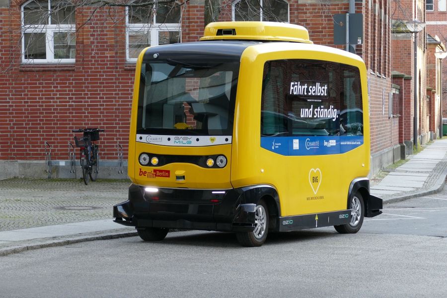 Seit März 2018 fahren elektrisch angetriebenen und fahrerlose Kleinbusse im Fahrgastbetrieb auf dem Campus Charité Mitte in Berlin. (Beispielbild: falco)