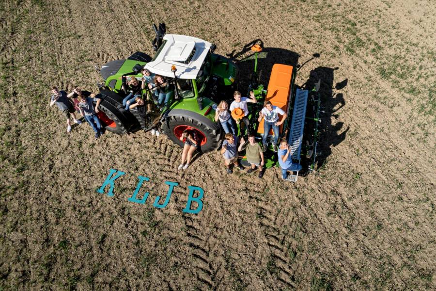 Luftbild einer Gruppe KLJB-Mitglieder, die sich um und auf einem Traktor versammelt haben. (Foto: KLJB)