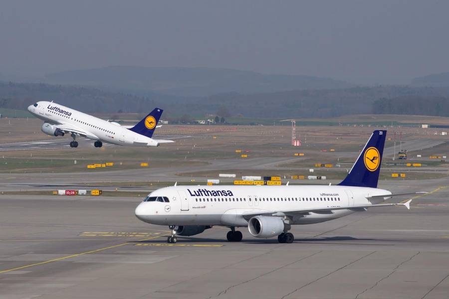 Maschinen der Lufthansa auf dem Rollfeld eines Flughafens. (Symbolbild: b1-foto)