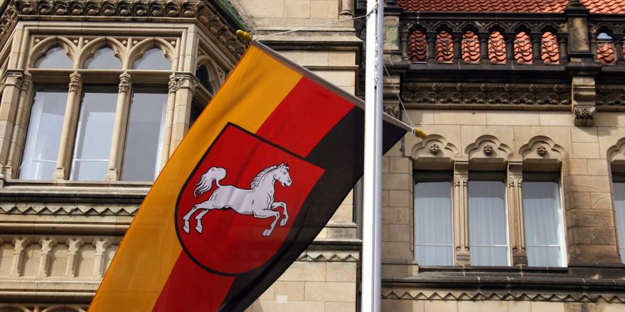 Niedersächsische Fahne vor dem Braunschweiger Rathaus (Symbolbild: iStock/AndreasWeber)