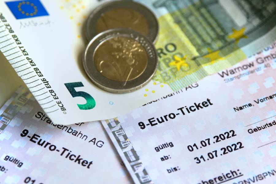9 Euro-Ticket mit Euro-Banknoten und Euro-Münzen. (Foto: iStock/Eplisterra)