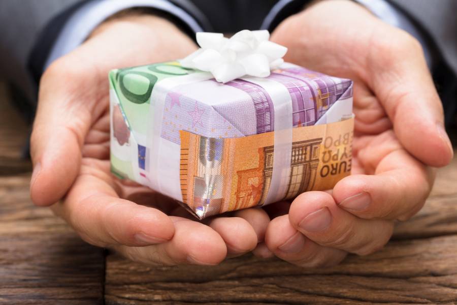 20.000 Euro als Geschenk von Vater Staat zum 18. Geburtstag? Die Idee stammt vom Wirtschaftsforschungsinstitut DIW Berlin, dem inoffiziellen „Think Tank“ für SPD und Linkspartei. (Symbolbild: iStock/AndreyPopov)