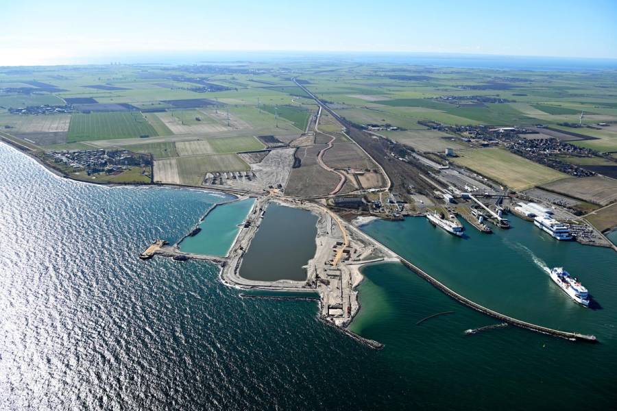 Die deutsche Baustelle auf der Insel Fehmarn. Bei Puttgarden laufen die Arbeiten am deutschen Portal und am Arbeitshafen. (Quelle: Femern A/S) 