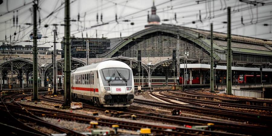 Kölner Hauptbahnhof mit ausfahrenden DB-Zug (Symbolbild: Didgeman)