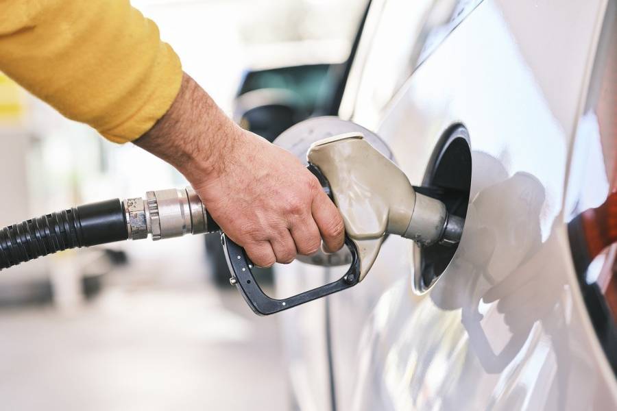 Ein Mann tankt seinen PKW an einer Tankstelle (Symbolbild: Engin Akyurt)