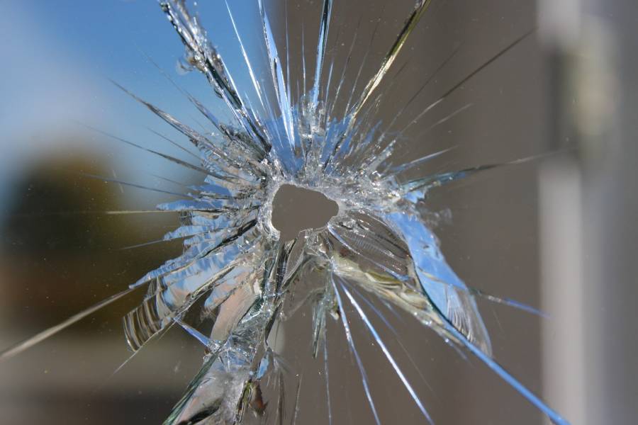 Eine eingeworfene Glasscheibe. (Symbolbild: Jürgen Sieber)