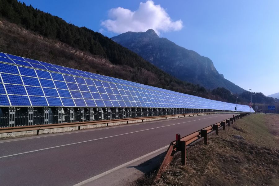 Künftig müssen beim Bau sowie beim Ausbau von Straßen Photovoltaikanlagen eingeplant werden. Hier zu sehen ein Beispiel aus Italien. (Symbolbild: iStock/canbedone)