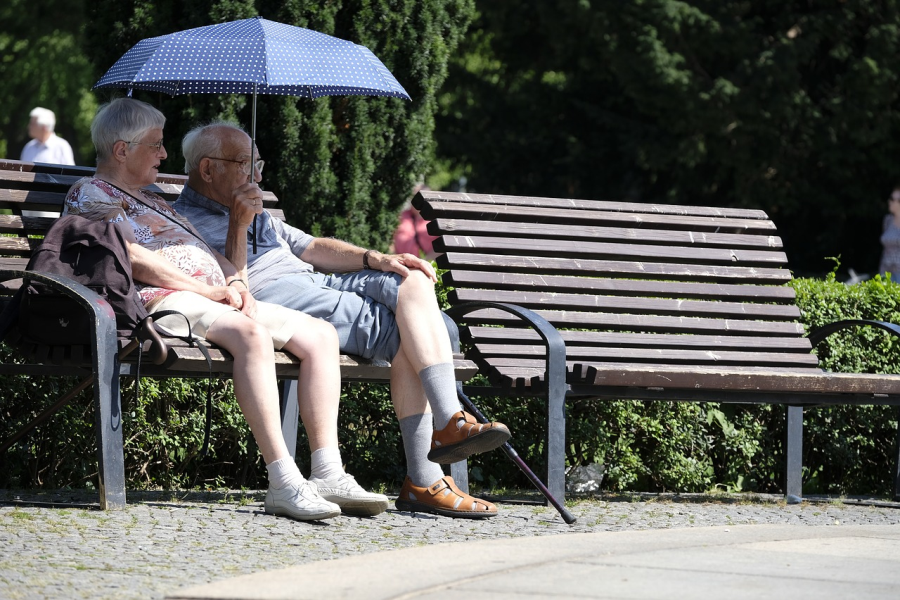 Rentner und Rentnerin auf einer Parkbank. (Symbolbild: Bruno /Germany)