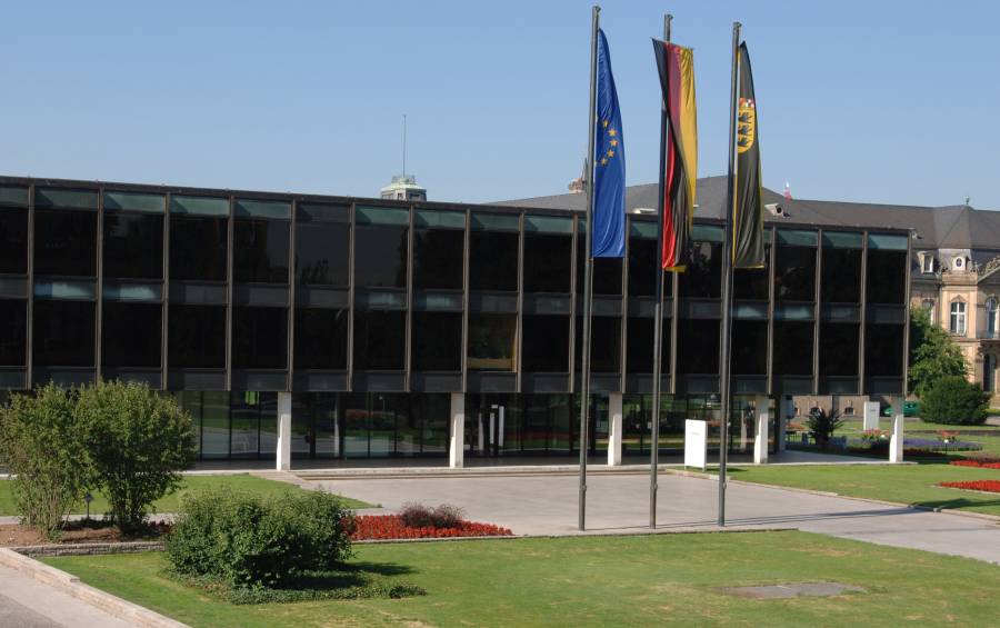 Haus des Landtags von Beden-Württemberg - Vorderansicht mit Beflaggung (Quelle: Landtag von Baden-Württemberg)