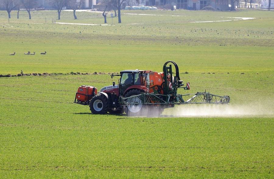 Landwirt beim Ausbringen von Pflanzenschutzmitteln auf eine Grünfläche. (Symbolbild: Franz W.)