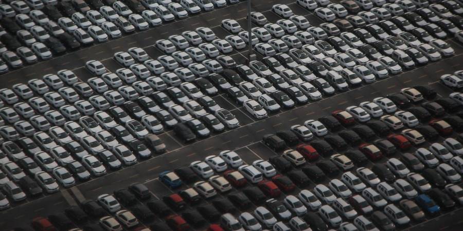 Autos auf einem Parkplatz (Symbolbild: niekverlaan)