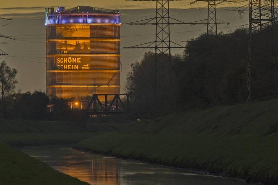 Gasometer Oberhausen, im Vordergrund die Emscher. (Foto: Markus Lindner)