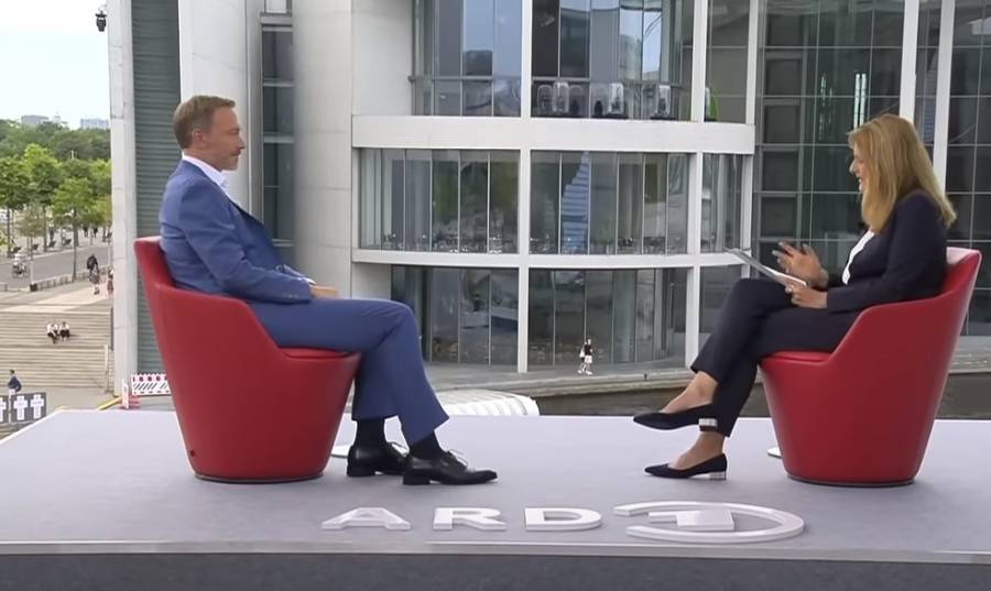 Bundesfinanzminister und FDP-Chef Christian Lindner mit Tina Hassel beim ARD-Sommerinterview. (Quelle: Screenshot YouTube)