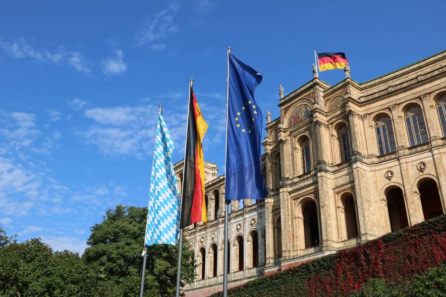 Bayern-, Deutschland- und Europafahne vor dem Maximilianeum (Symbolbild: pixabay/CSU-Fraktion)