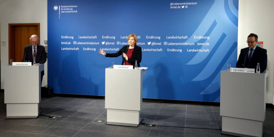 Bundesministerin Klöckner mit dem Vorsitzenden der nach ihm benannten Kommission Bundesminister a.D. Borchert und dem Autor der Folgeabschätzung Prof. Isermeyer, Präsident des Thünen-Instituts. (© BMEL/photothek)