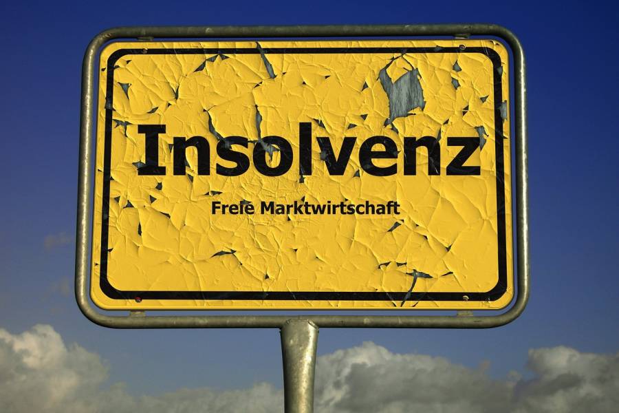 Gelbes Schild im Stile eines Ortsschildes mit der Aufschrift „Insolvenz – Freie Marktwirtschaft“. (Foto: Gerd Altmann)