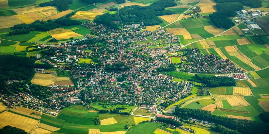 Mittlere Stadt im ländlichen Raum (Symbolbild: fietzfotos)