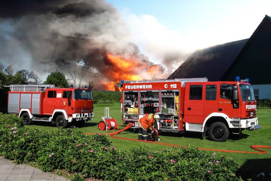 Feuerwehr bei der Brandbekämpfung mit Einsatzfahrzeugen. (Symbolbild: Wolfgang Claussen)