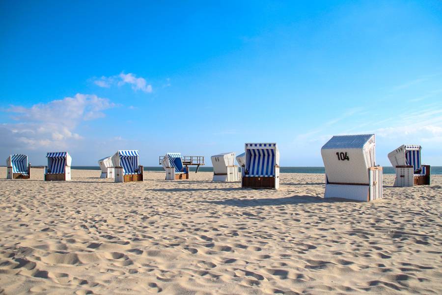 Leere Strandkörbe an einem Strand auf der Insel Sylt. (Symbolbild: TomCam)