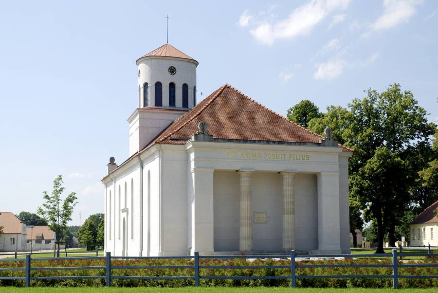 Die Schinkel-Kirche im brandenburgischen Neuhardenberg war in diesem Jahr Austragungsort der Jahrestagung des Deutschen Landkreistages. (Foto: iStock/Hermsdorf)