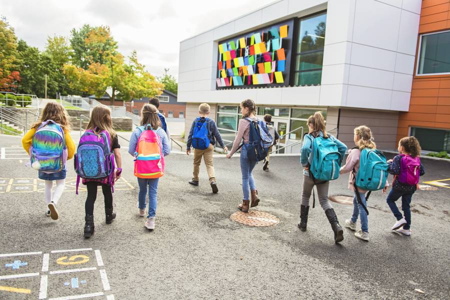 Schülerinnen und Schüler auf dem Weg zur Schule. (Symbolbild: iStock/ LSOphoto)