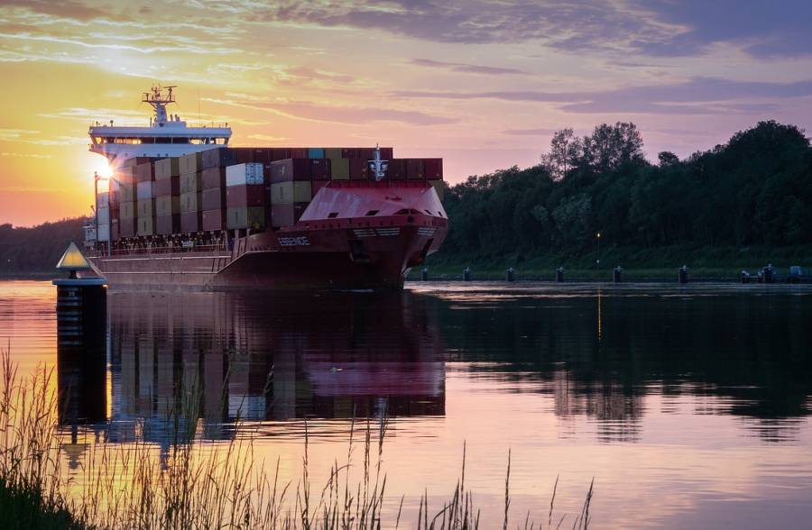 Ein Containerschiff auf dem Nord-Ostsee-Kanal. (Symbolbild: Michael Treu)