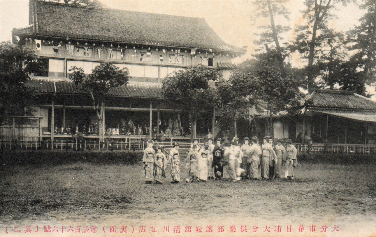 別府湾に注ぐ大分川河口にある新川の風景。日傘を持った大人と子供二人の風景が微笑ましい。(著者所収)