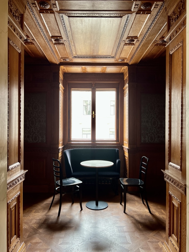 Smoking salon at the Opera