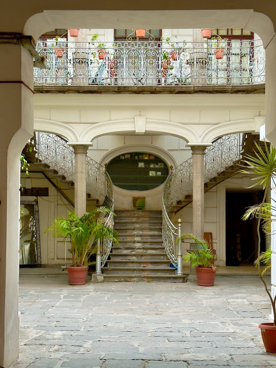 Courtyard on Calle 4 Norte