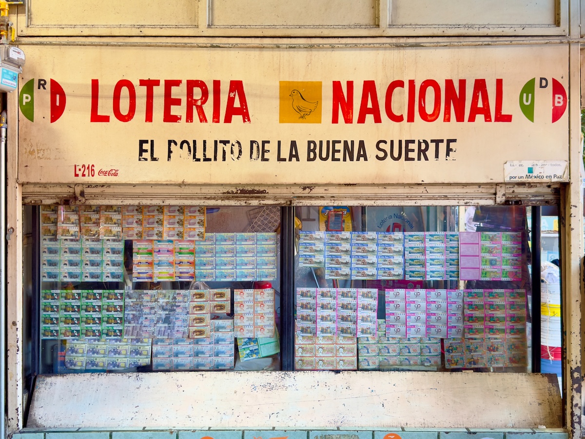 Lotería kiosk at Mercado de Abastos