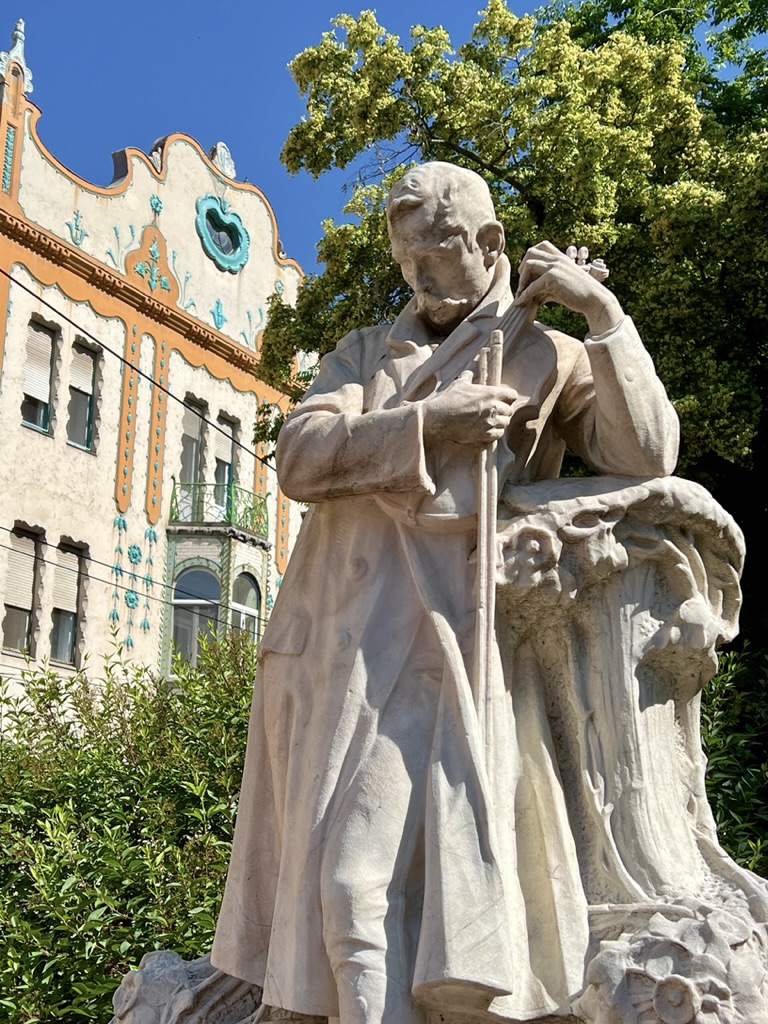 Statue of Dankó Pista near Deutsch palace