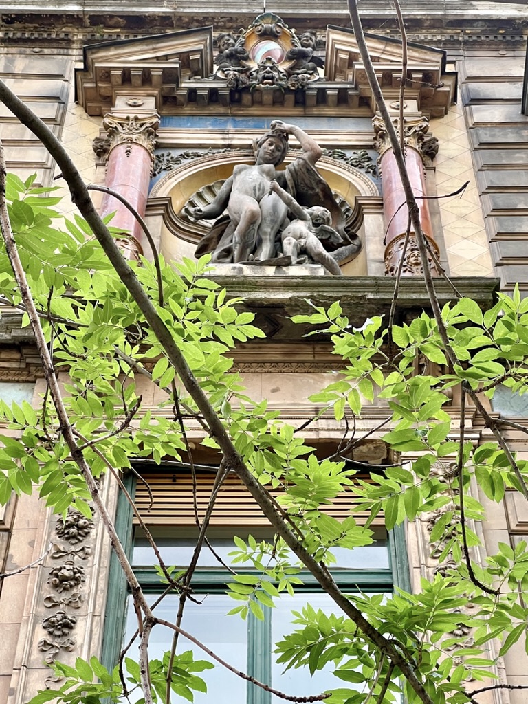 Ornament on Mai Mono building