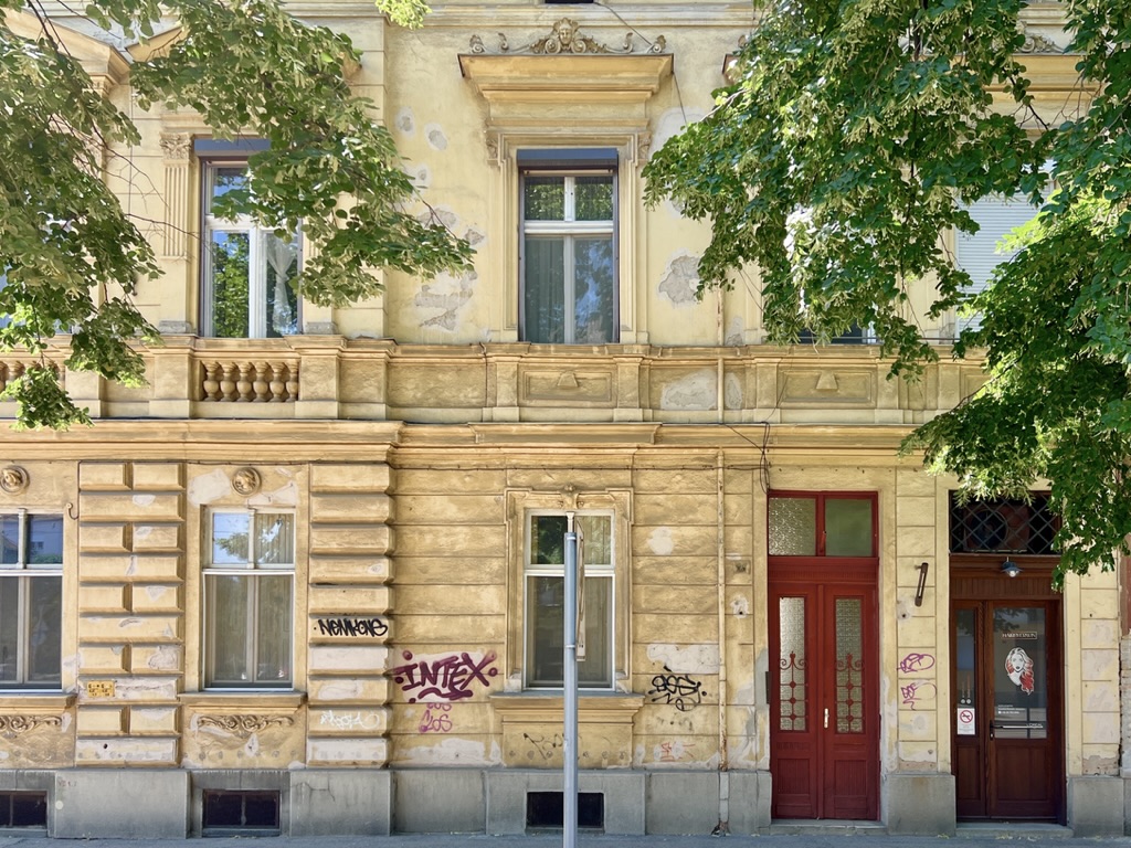 Boldogasszony avenue 41 entrance