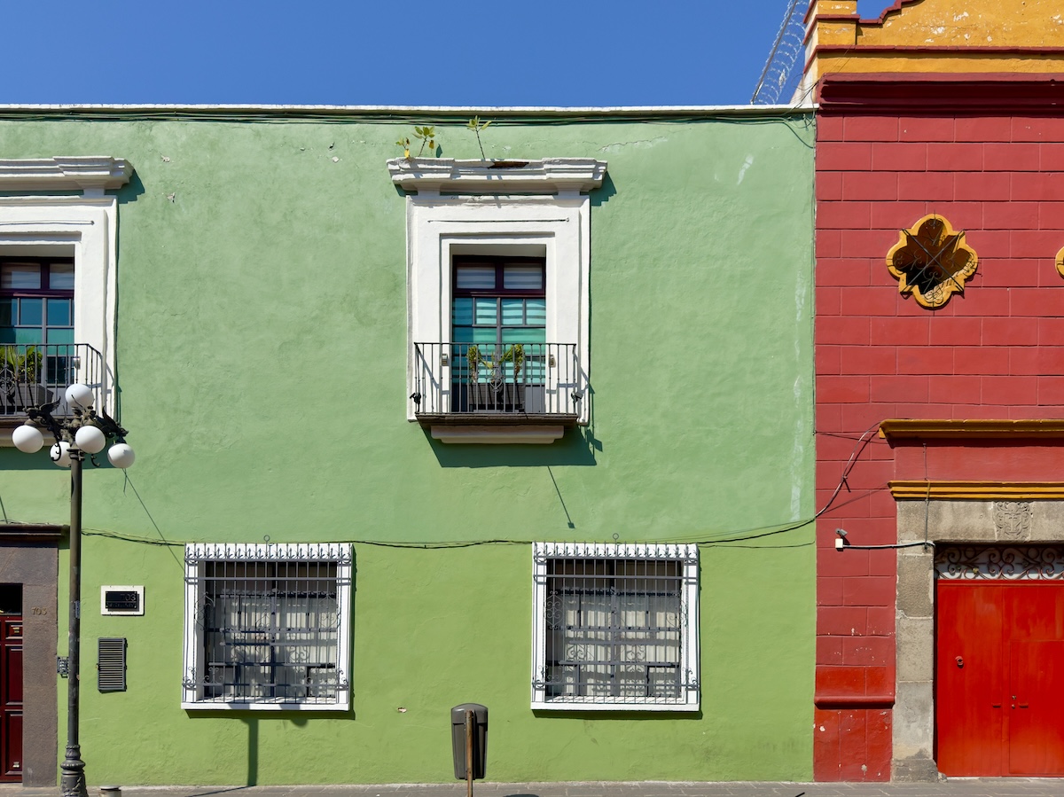 Along Avenida 7 Oriente