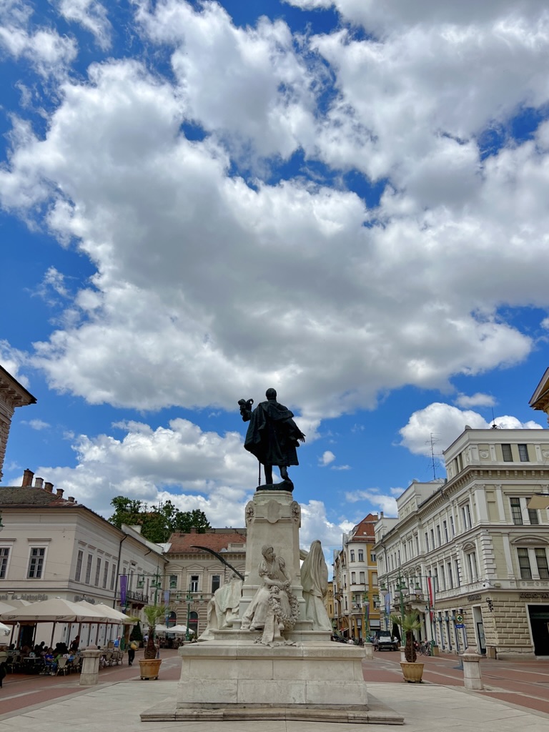 Kossuth Lajos statue on Klauzál square