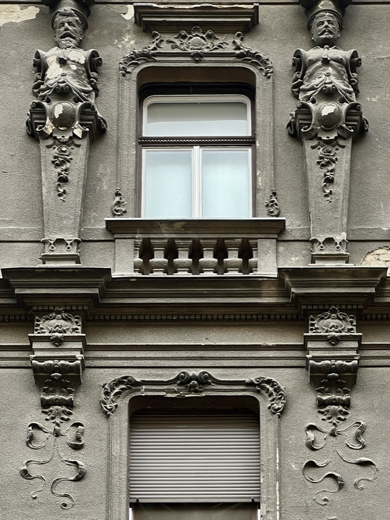 Building detail on Somogyi Béla utca