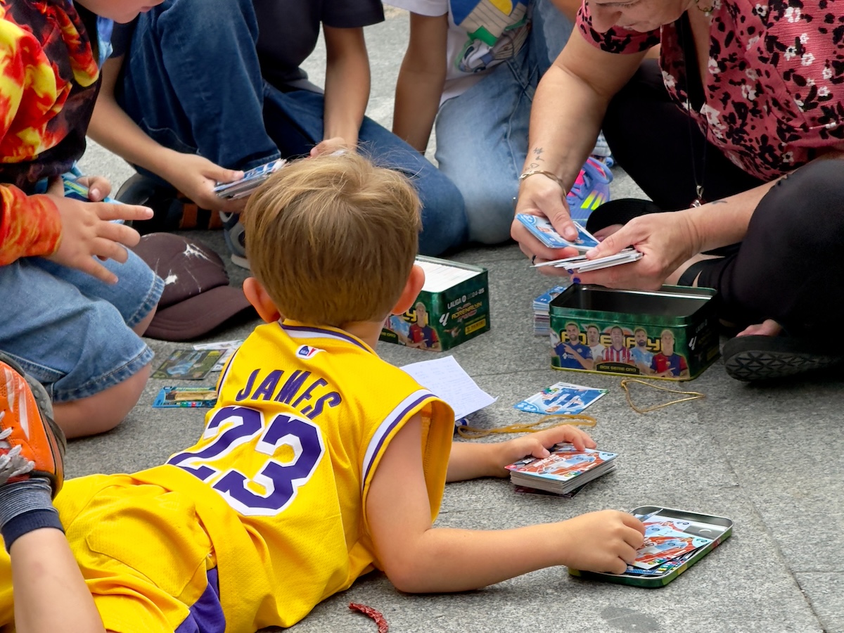 Card trading on Plaza Nueva