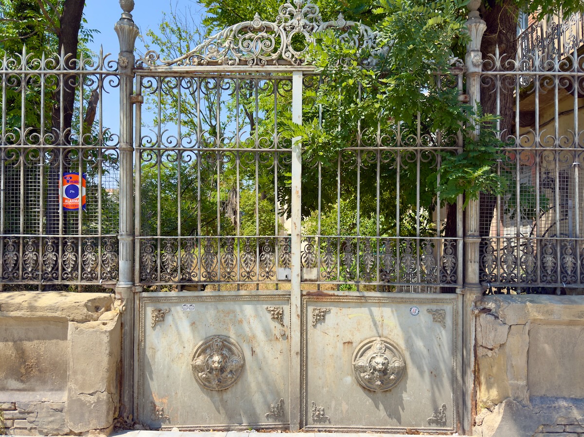 Gate