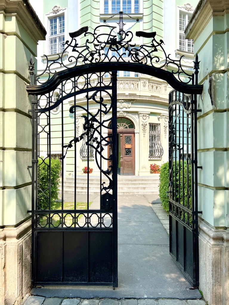 Gate to Juhász Gyula school