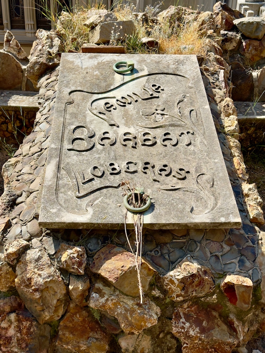 Família Barbat Loberas tomb at ‎⁨Cementerio de Montjuïc⁩