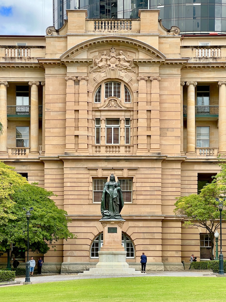 Queen Victoria Monument in front of the Treasury Hotel