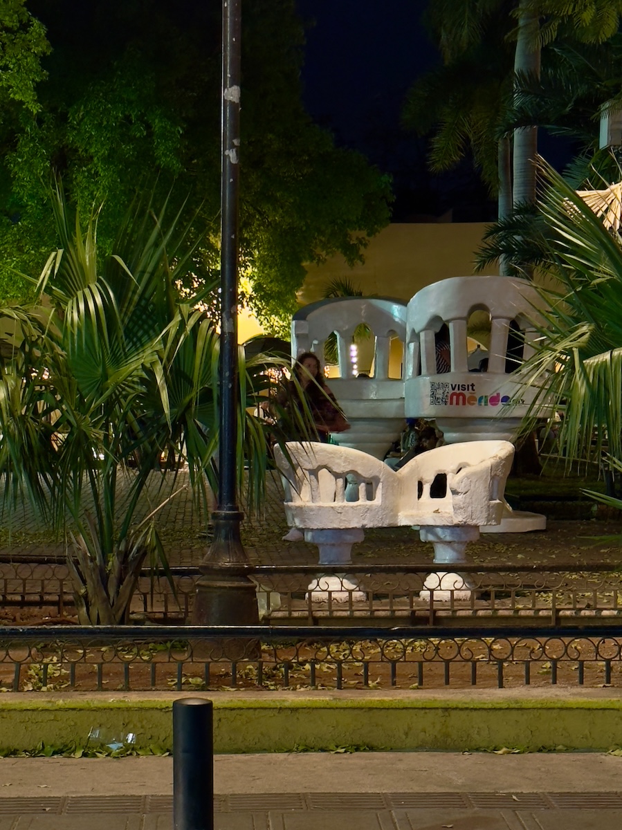 Las sillas confidentes in Parque de Santa Lucía