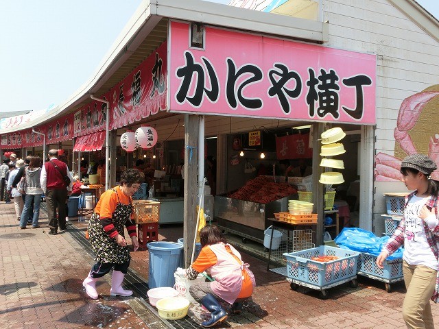 2013/05/05　新潟県 糸魚川市「能生」　鮮魚センター、かに屋横丁の直売所など９軒が並ぶんでいます。砂浜の公園で大勢のグループが、カニにムシャブついている光景は圧巻です。日本海をながめながら頂きました。