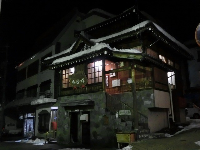 2014/01/31　野沢温泉　まつばの湯　白濁のお湯でした。１階には住民専用の洗濯場があります。
