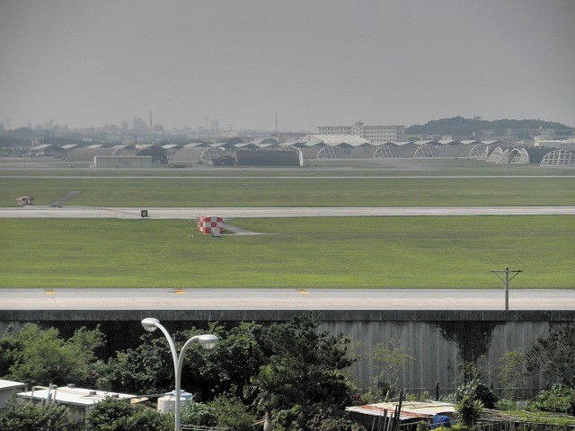 2012/05/12　沖縄県 嘉手納町「かでな」　隣接する米軍嘉手納飛行場が一望できる展望フロアがあります。