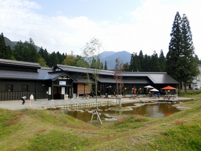 2014/10/02　新潟県 湯沢町「みつまた 」前回は雪景色でしたが、足湯や池もあり休憩にはもってこいです。「天地米」3,600円で売っていました。