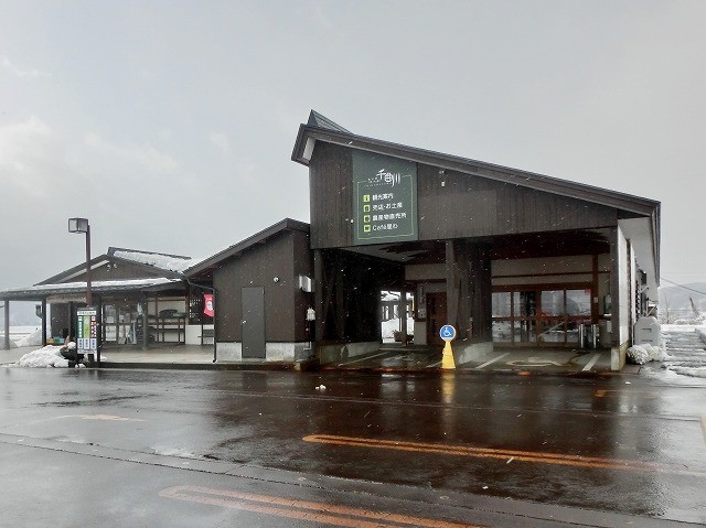 2014/01/31　長野県 飯山市「花の駅 千曲川」　駐車場の脇に「かまくら」がありました。