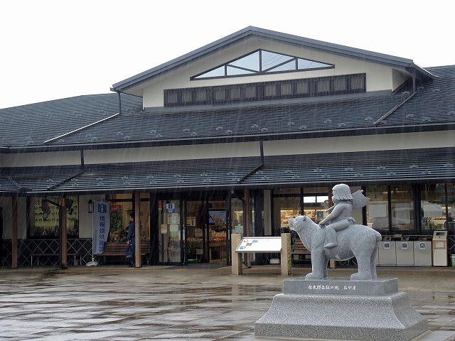 2014/12/04　静岡県 小山町「ふじおやま」マサカリ担いで熊にまたがっている金太郎さんがお出迎えです。