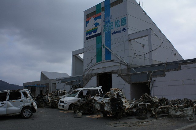 2012/01/06　岩手県 陸前高田市「高田松原」　津波の被害で建物が無残な姿のまま休業中でした。 一本松は、道の駅の右奥に立っていました。