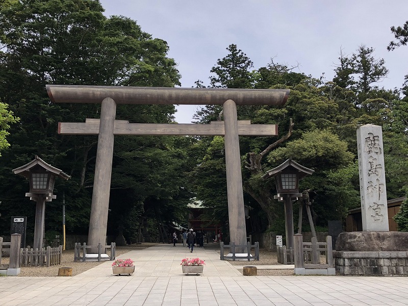 東日本大震災により倒壊した御影石の鳥居に替わり、境内に自生する杉の巨木を用いた同寸法の鳥居が平成26年6月1日に再建されました。
